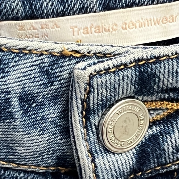 Zara  (4/36) distressed, cropped jeans with fishnet inserts (S). - Picture 7 of 16